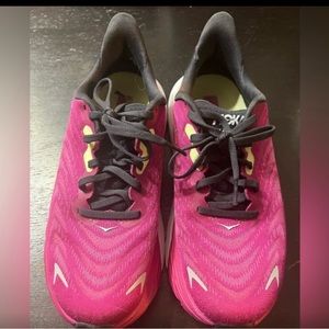 Hoka Arahi 6- Women’s size 7 GUC Festival Fuchsia / Ibis Rose.
